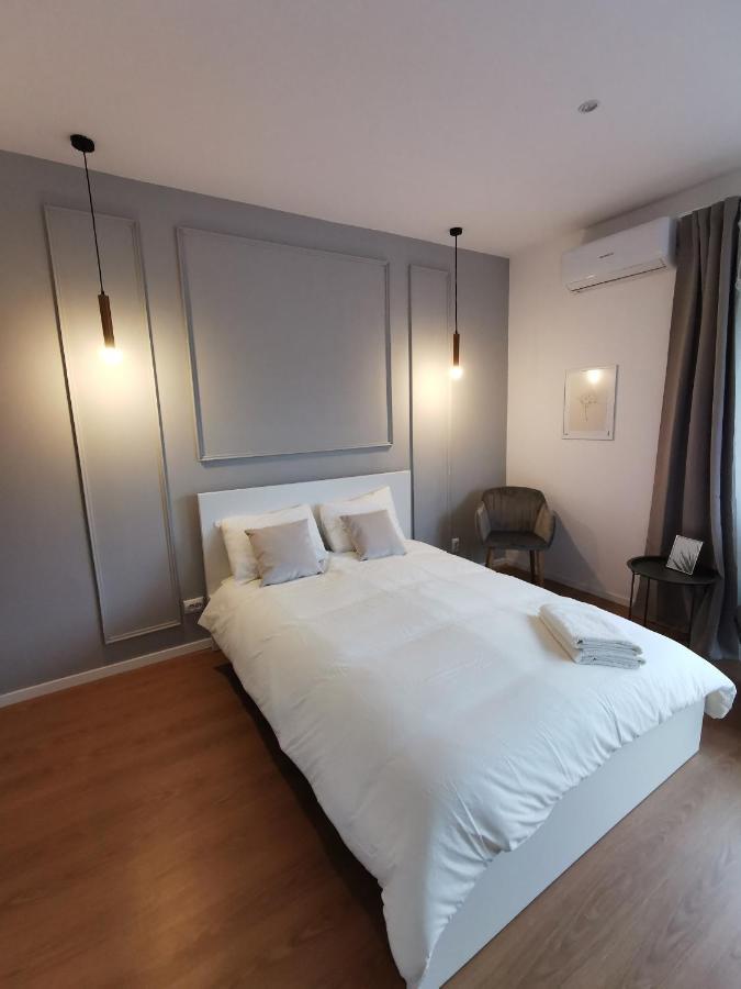 On The River Ultra Central Suites Bucharest Exterior photo
