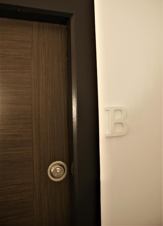 On The River Ultra Central Suites Bucharest Exterior photo
