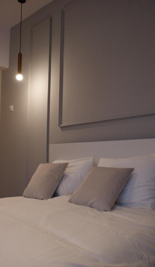 On The River Ultra Central Suites Bucharest Exterior photo